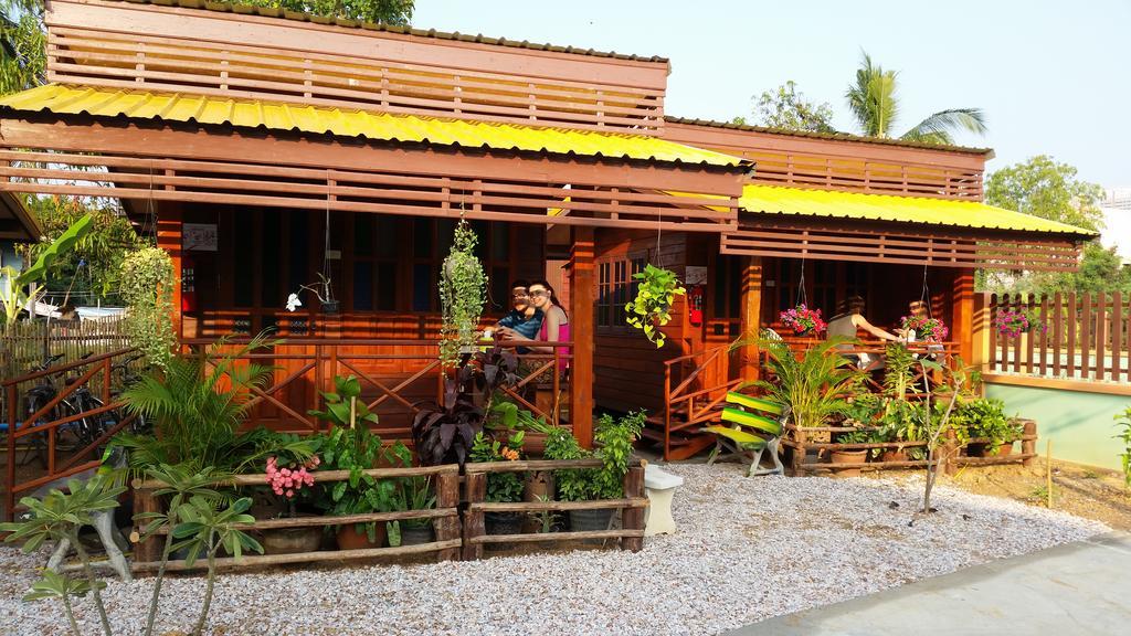 Happy Guesthouse Bungalow Sukhothai Exterior photo